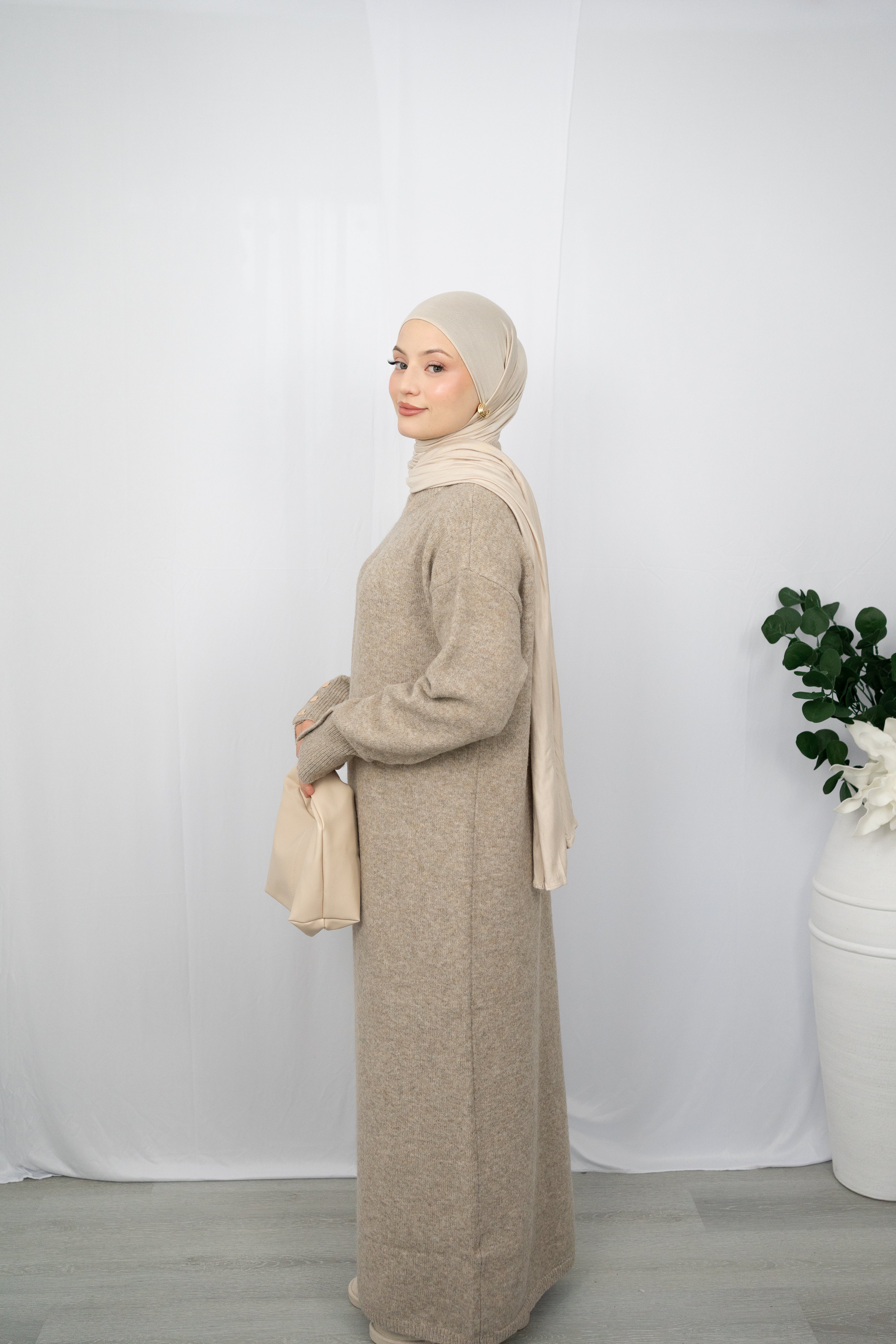 NAILA KLEID IN TAUPE MIT SCHÖNEN GOLDKNOPFDETAILS AN DEN ÄRMELN