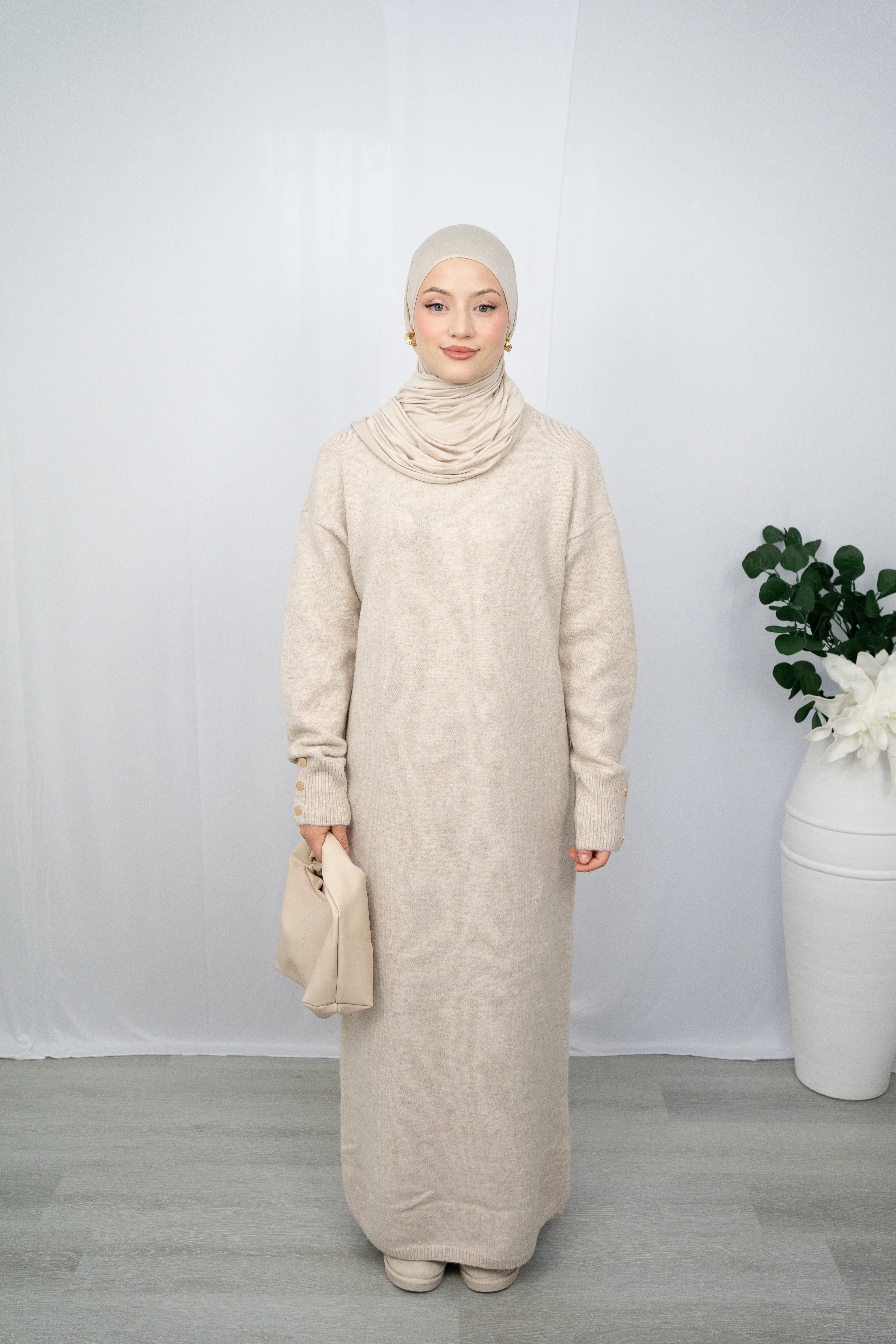 NAILA KLEID IN BEIGE MIT SCHÖNEN GOLDKNOPFDETAILS AN DEN ÄRMELN