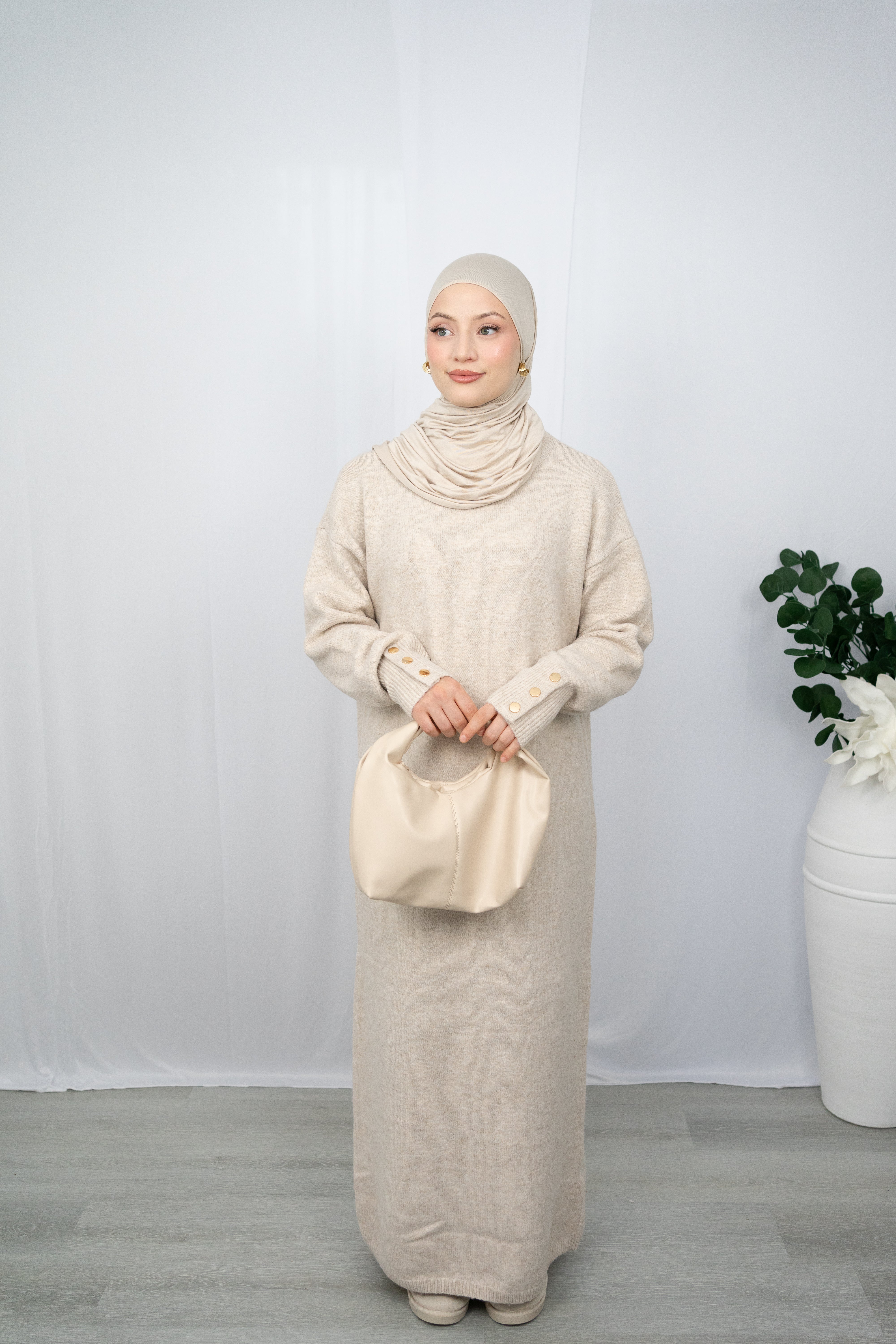 NAILA KLEID IN BEIGE MIT SCHÖNEN GOLDKNOPFDETAILS AN DEN ÄRMELN