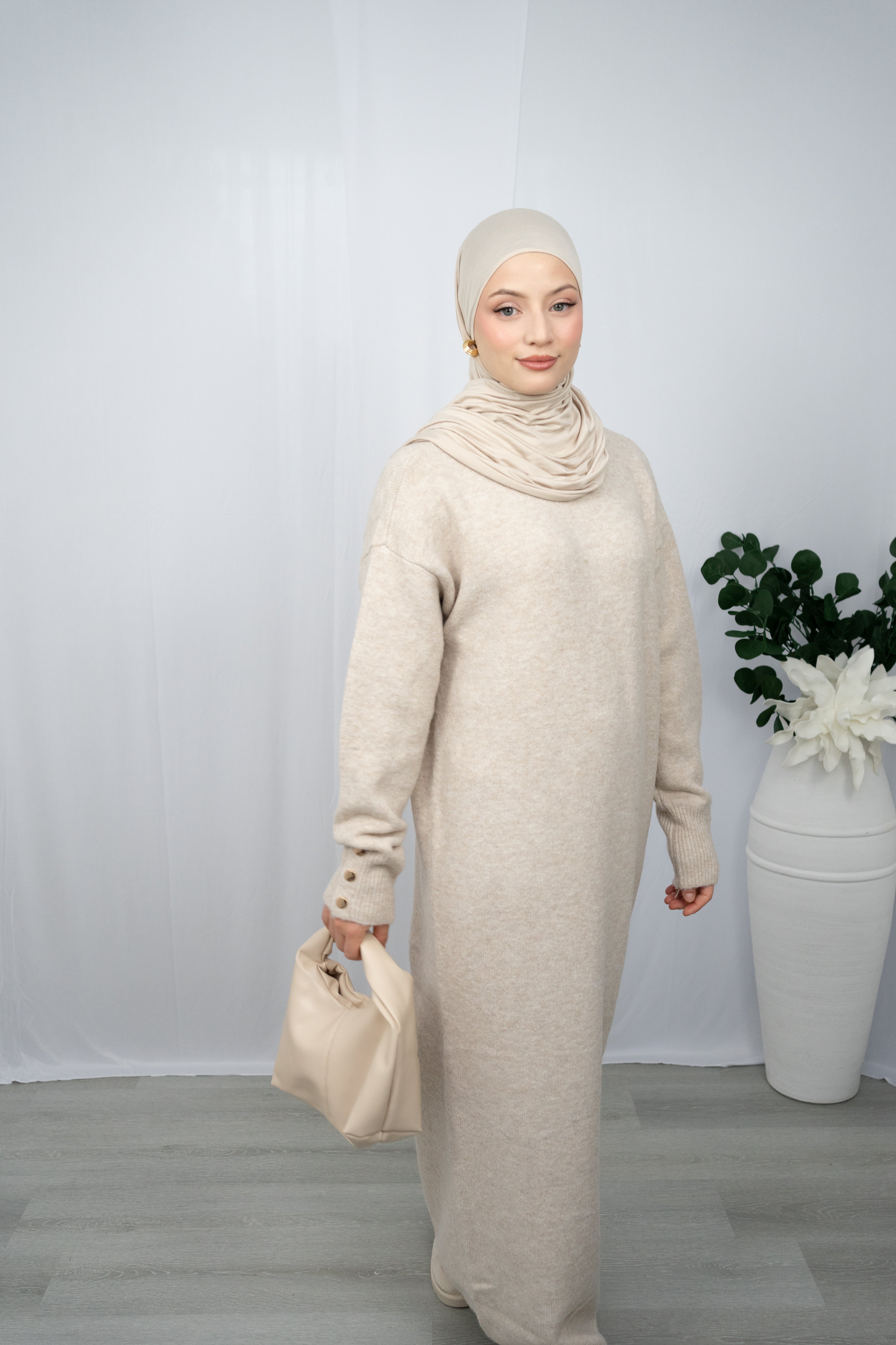 NAILA KLEID IN BEIGE MIT SCHÖNEN GOLDKNOPFDETAILS AN DEN ÄRMELN