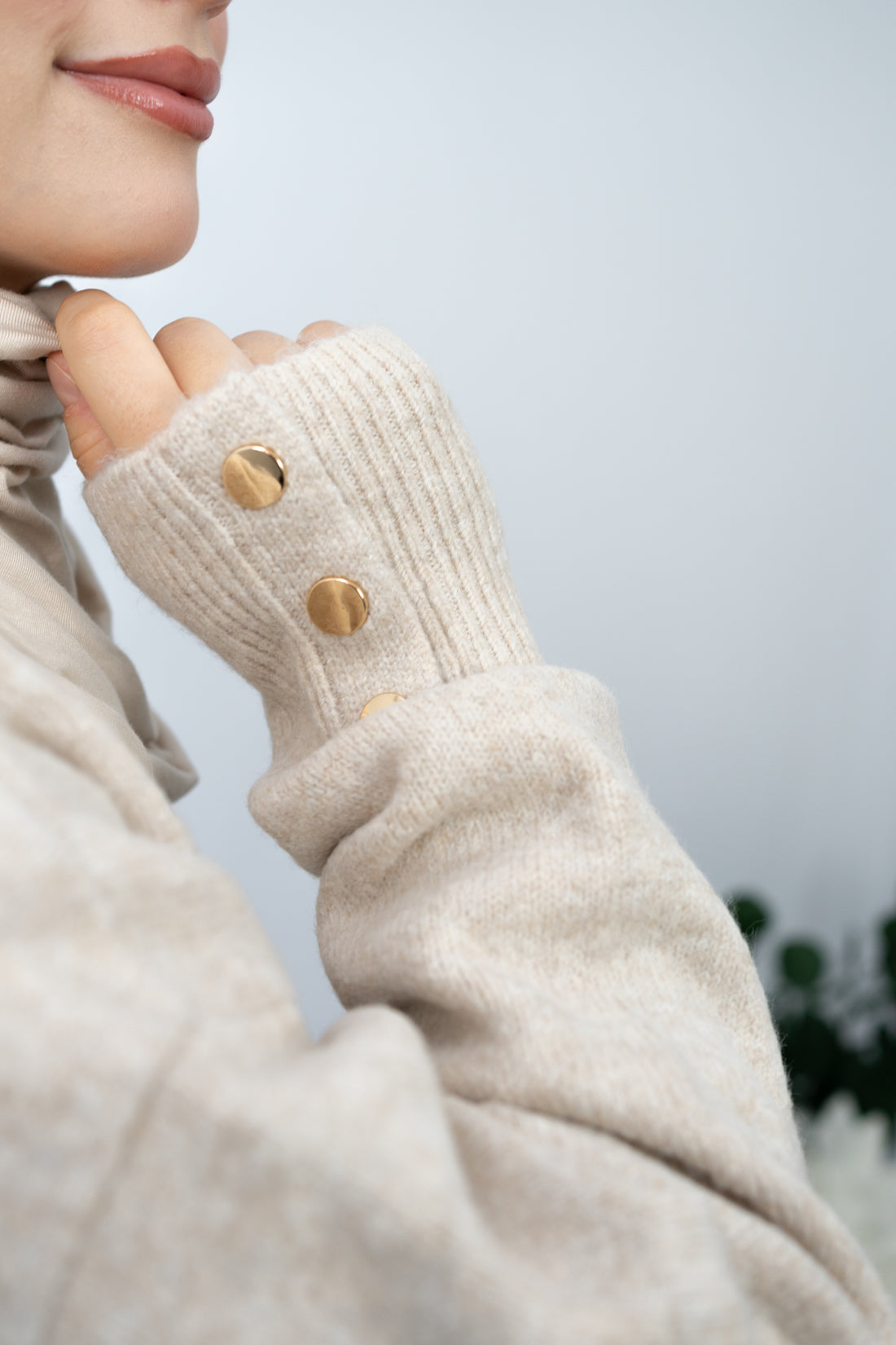 NAILA KLEID IN BEIGE MIT SCHÖNEN GOLDKNOPFDETAILS AN DEN ÄRMELN