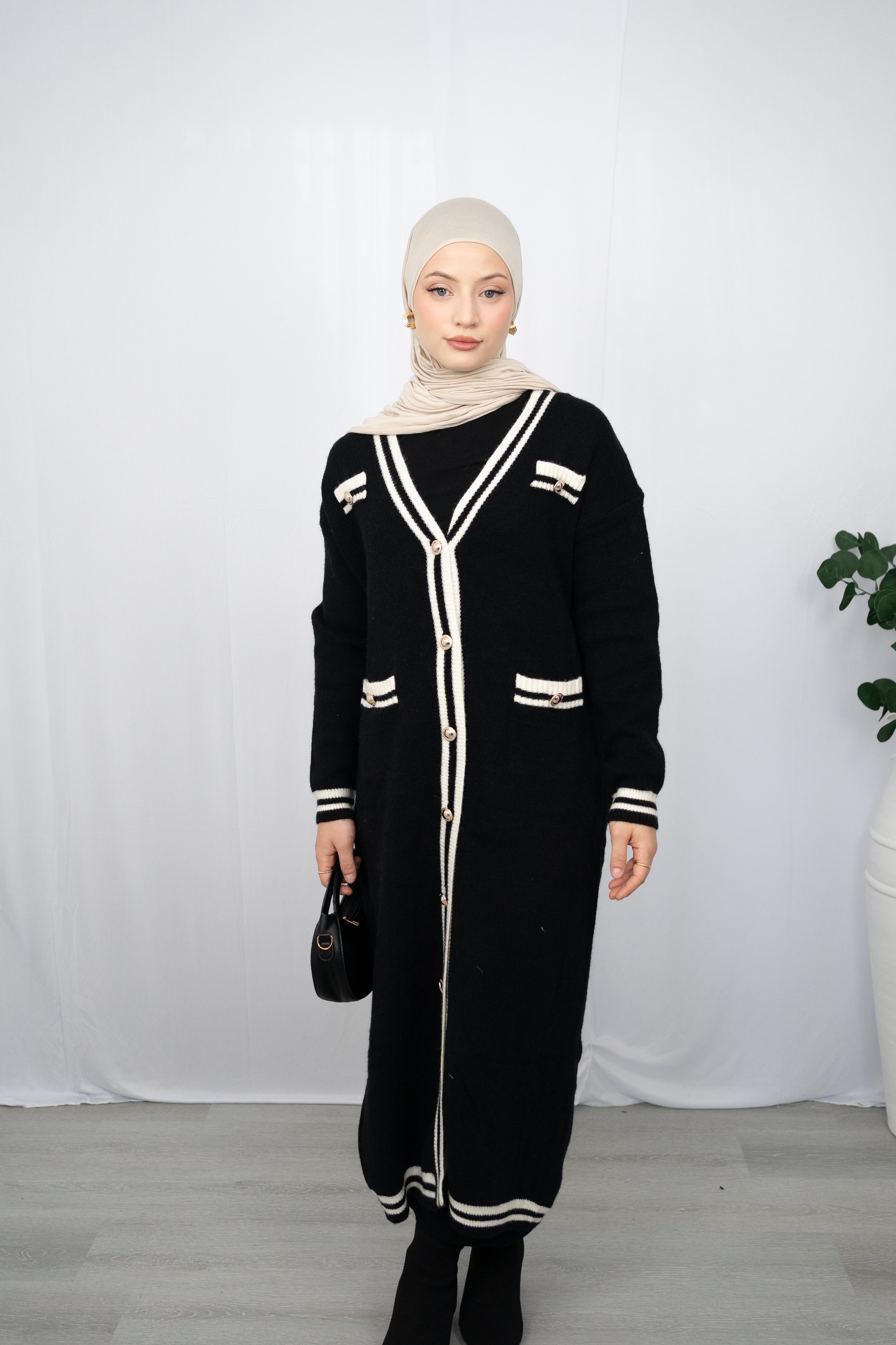 CHANEL INSPIRIERTE LANGSTRICKJACKE MIT GOLDAKZENTEN IN SCHWARZ