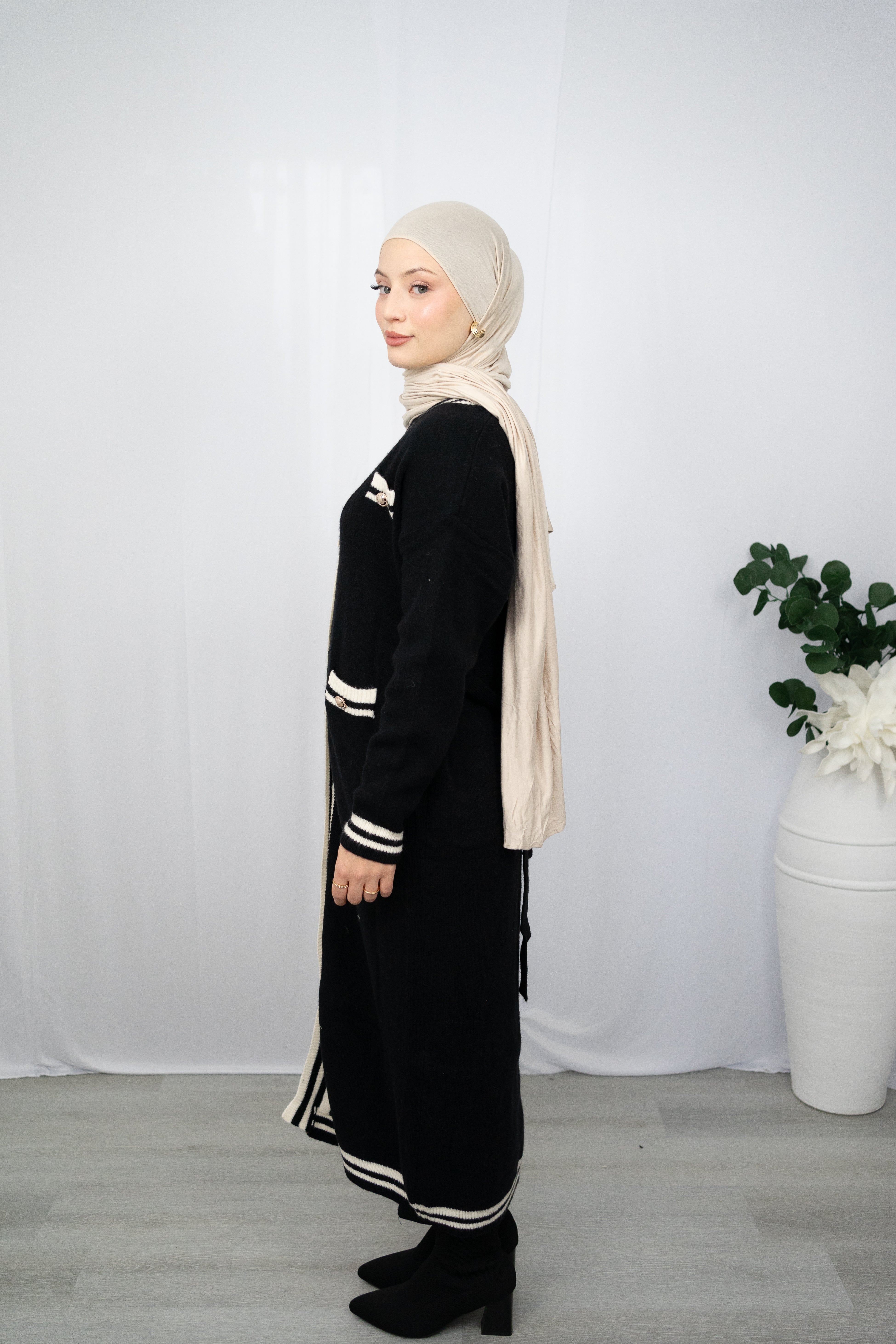 CHANEL INSPIRIERTE LANGSTRICKJACKE MIT GOLDAKZENTEN IN SCHWARZ