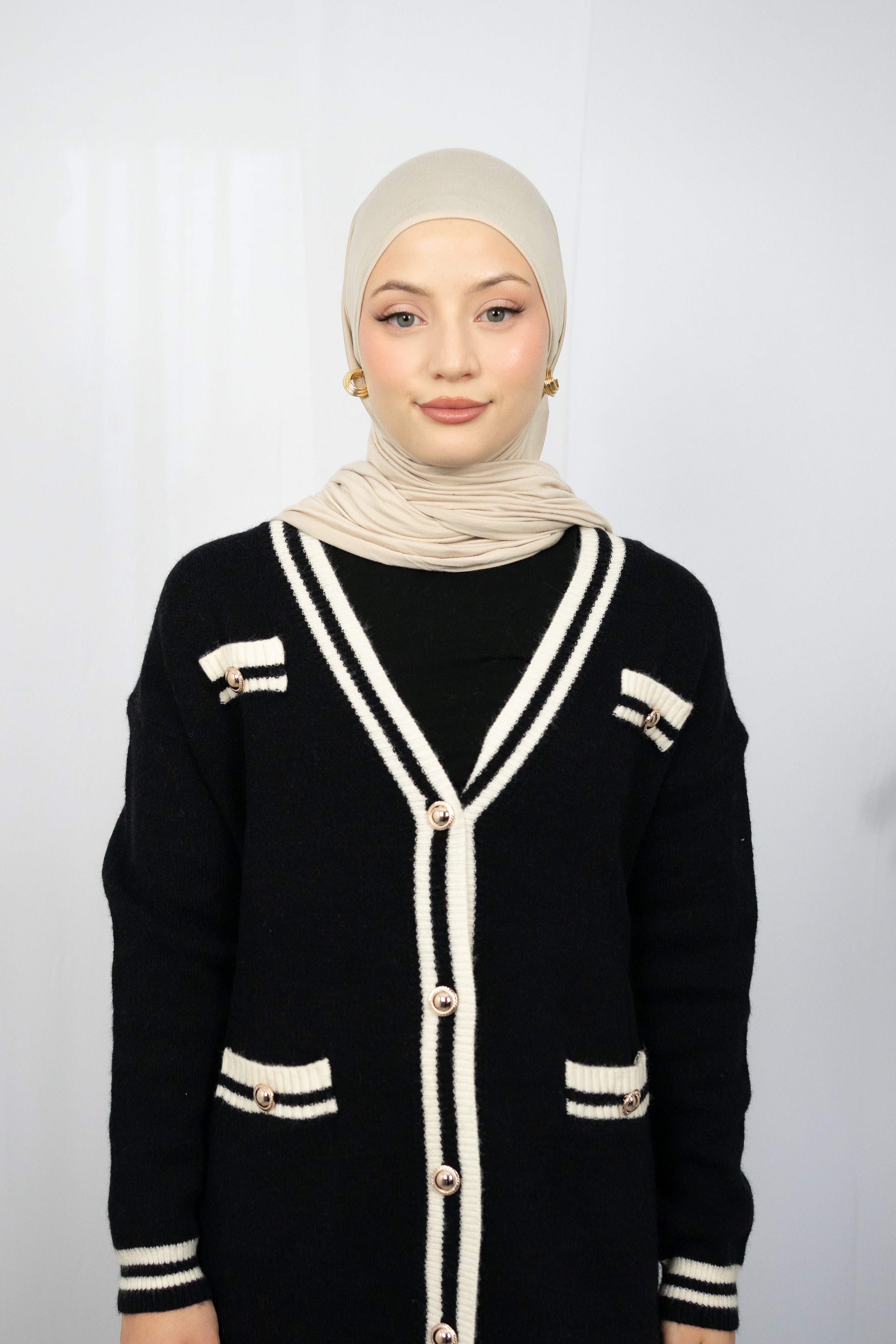 CHANEL INSPIRIERTE LANGSTRICKJACKE MIT GOLDAKZENTEN IN SCHWARZ